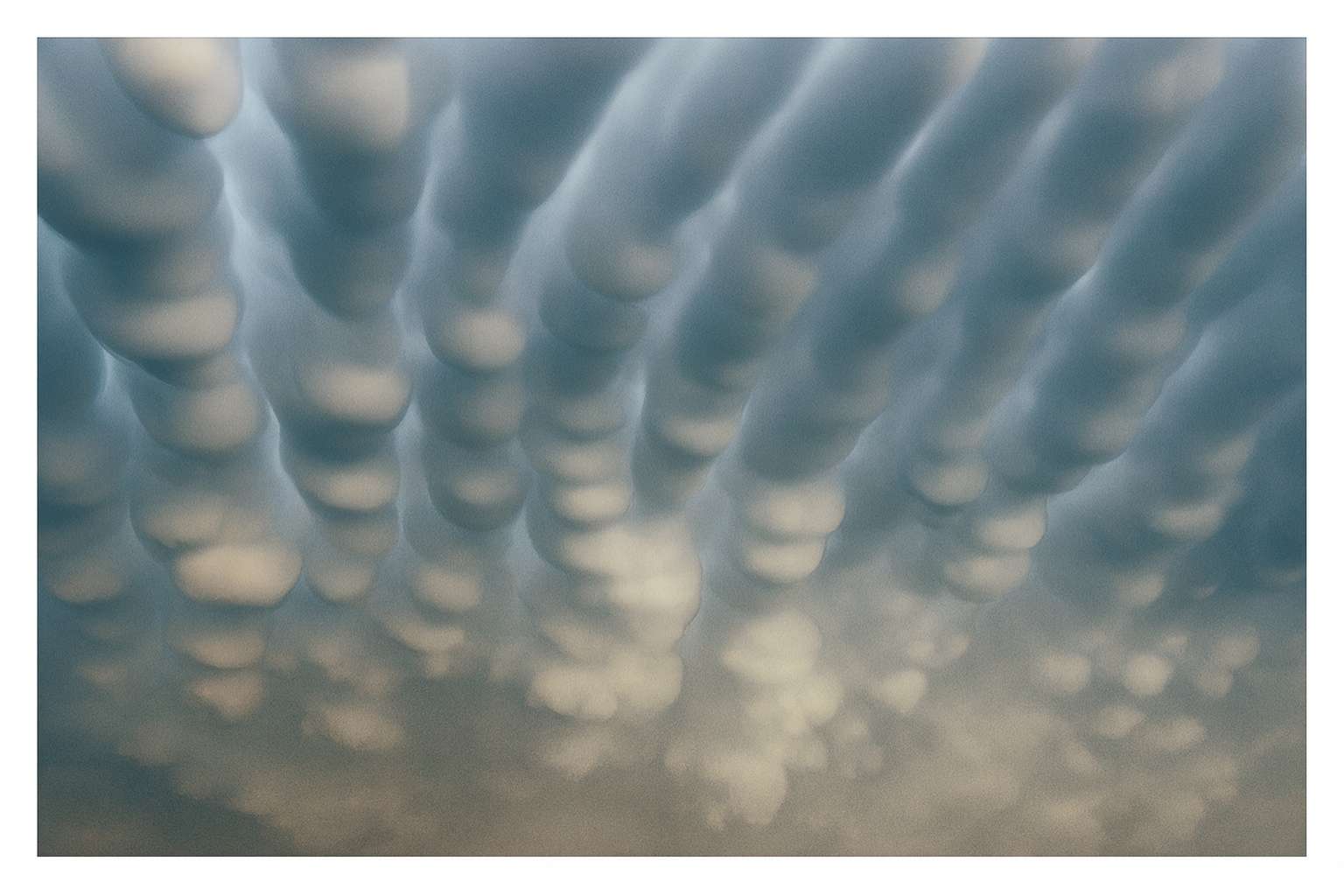 Fig. 3 Raríssimas nuvens do tipo 'mamatus'